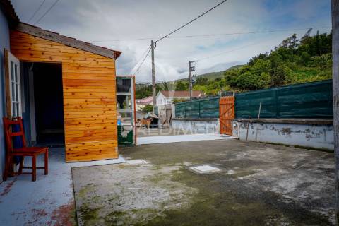 Moradia t2 com vista mar – silveira, lajes do pico