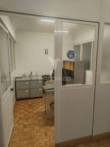 Venha conhecer  este magnifico escritório situado no centro de almada! invista já, imóvel com potencial único