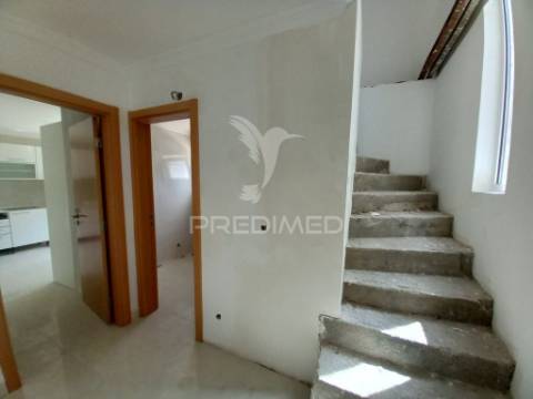 Vende se moradia t4+2 foros da amora