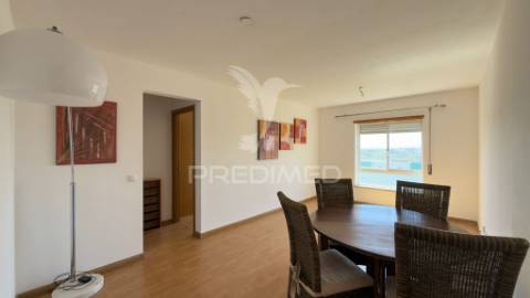 Apartamento t1 com vista desafogada | 55 m² | elevadores | parqueamento | monte da caparica