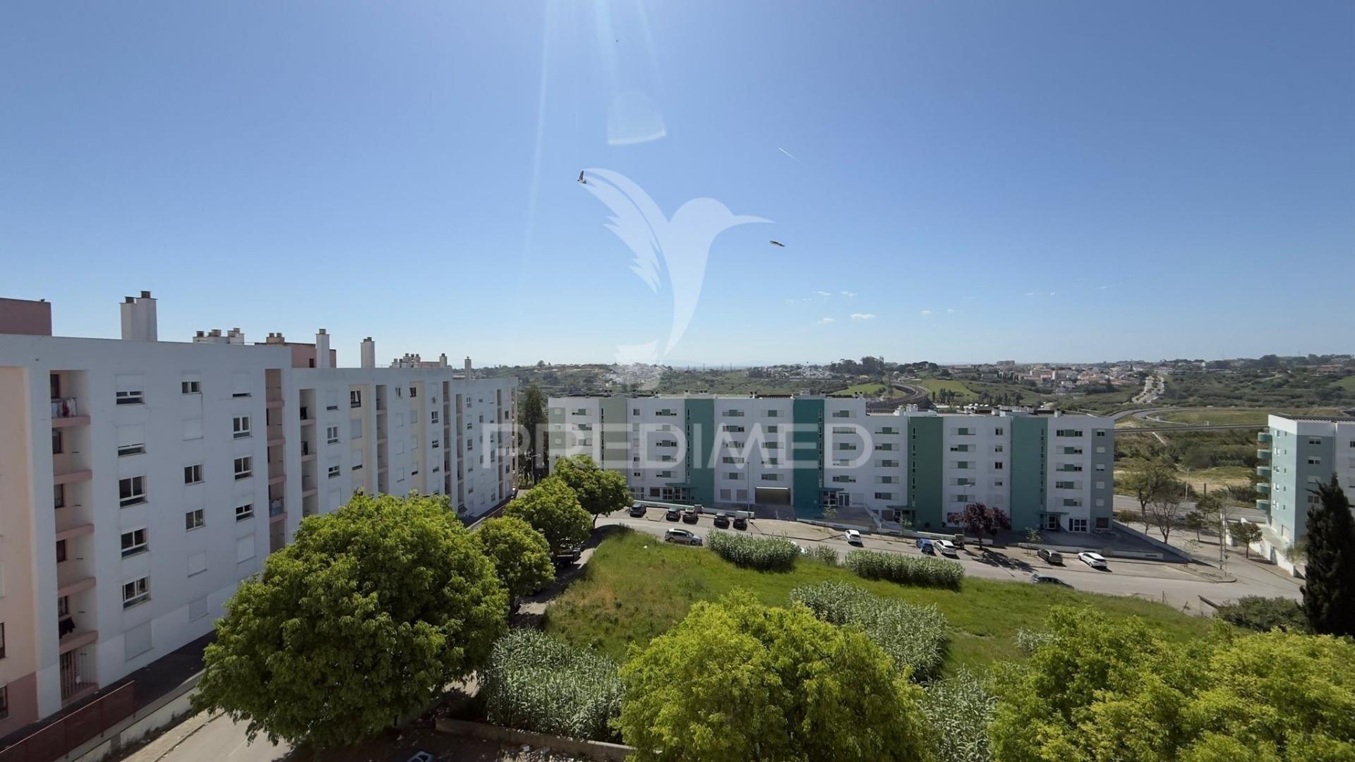 Apartamento t1 com vista desafogada | 55 m² | elevadores | parqueamento | monte da caparica
