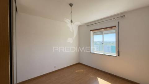 Apartamento t1 com vista desafogada | 55 m² | elevadores | parqueamento | monte da caparica