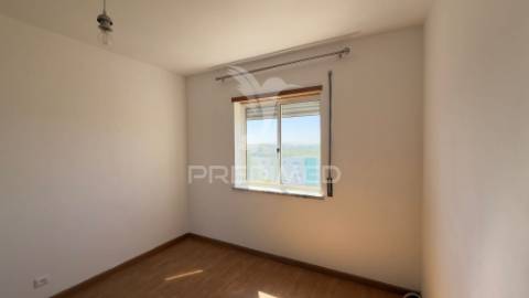 Apartamento t1 com vista desafogada | 55 m² | elevadores | parqueamento | monte da caparica