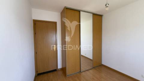 Apartamento t1 com vista desafogada | 55 m² | elevadores | parqueamento | monte da caparica