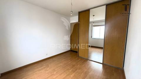 Apartamento t1 com vista desafogada | 55 m² | elevadores | parqueamento | monte da caparica
