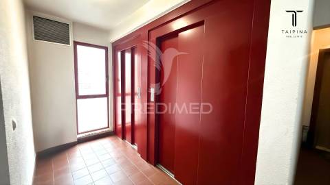 Apartamento t1 com vista desafogada | 55 m² | elevadores | parqueamento | monte da caparica