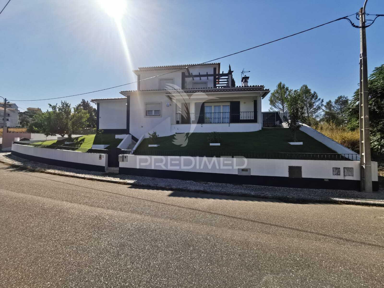 Moradia t4 de luxo semi-nova em tomar