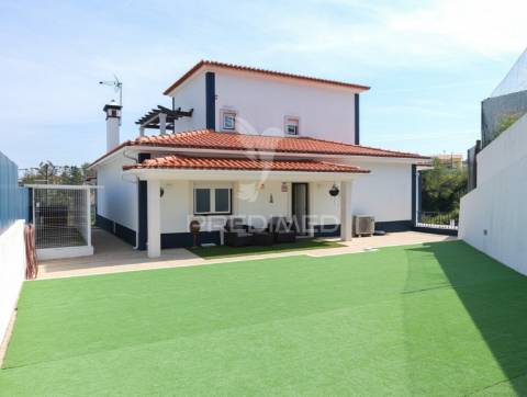 Moradia t4 de luxo semi-nova em tomar