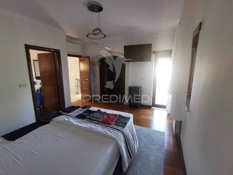 Moradia t4 de luxo semi-nova em tomar