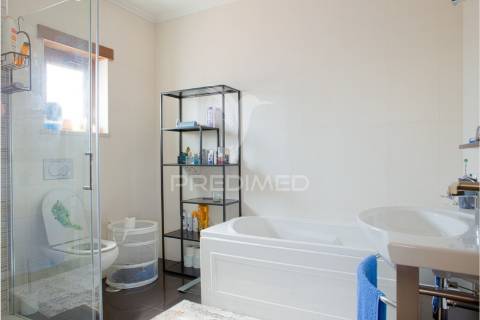 Moradia t4 de luxo semi-nova em tomar