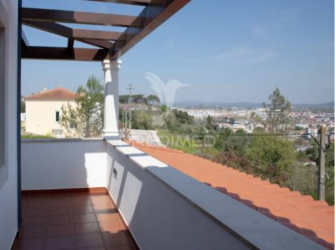 Moradia t4 de luxo semi-nova em tomar