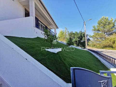 Moradia t4 de luxo semi-nova em tomar
