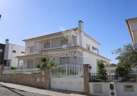 Moradia independente t5 | 600 m² de exclusividade, conforto e privacidade em porto de mós