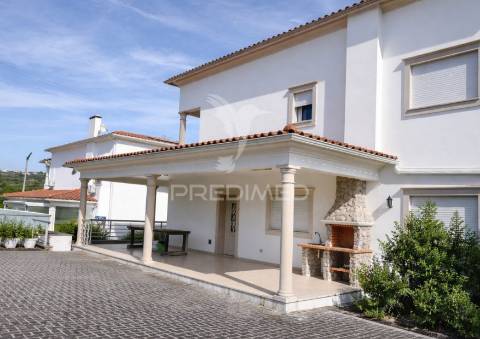 Moradia independente t5 | 600 m² de exclusividade, conforto e privacidade em porto de mós