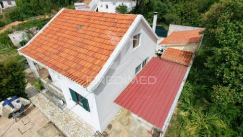 Exclusiva moradia em coina com espaço exterior de excelência e anexo independente