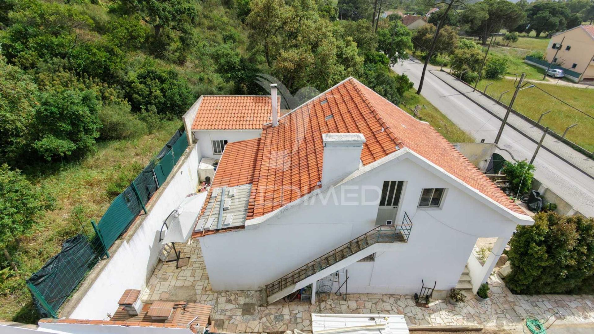Exclusiva moradia em coina com espaço exterior de excelência e anexo independente