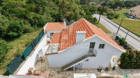 Exclusiva moradia em coina com espaço exterior de excelência e anexo independente