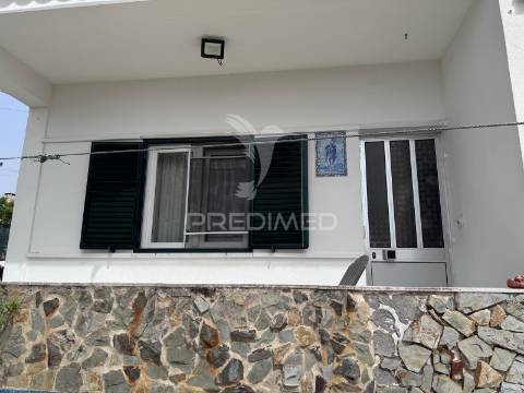 Exclusiva moradia em coina com espaço exterior de excelência e anexo independente