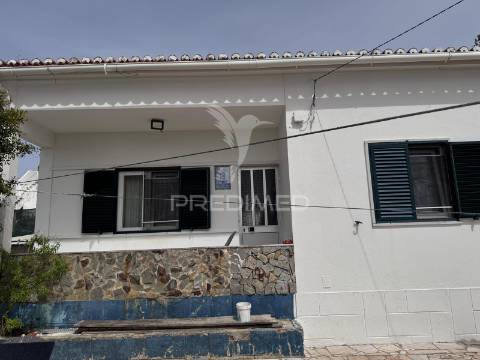 Exclusiva moradia em coina com espaço exterior de excelência e anexo independente