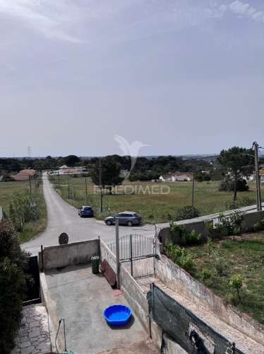 Exclusiva moradia em coina com espaço exterior de excelência e anexo independente