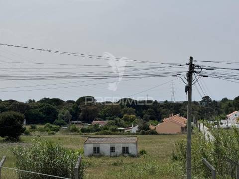 Exclusiva moradia em coina com espaço exterior de excelência e anexo independente
