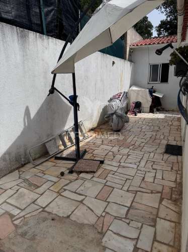 Exclusiva moradia em coina com espaço exterior de excelência e anexo independente