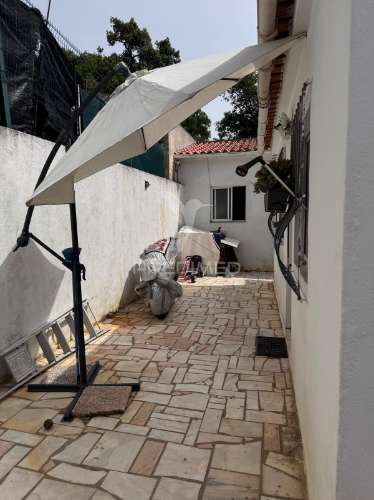 Exclusiva moradia em coina com espaço exterior de excelência e anexo independente