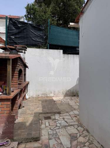 Exclusiva moradia em coina com espaço exterior de excelência e anexo independente