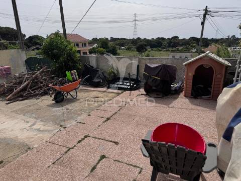 Exclusiva moradia em coina com espaço exterior de excelência e anexo independente
