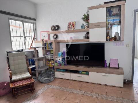 Exclusiva moradia em coina com espaço exterior de excelência e anexo independente