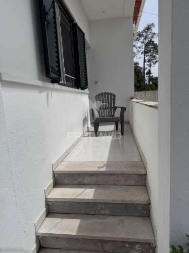 Exclusiva moradia em coina com espaço exterior de excelência e anexo independente