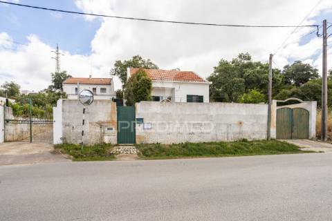 Exclusiva moradia em coina com espaço exterior de excelência e anexo independente