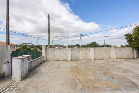 Exclusiva moradia em coina com espaço exterior de excelência e anexo independente