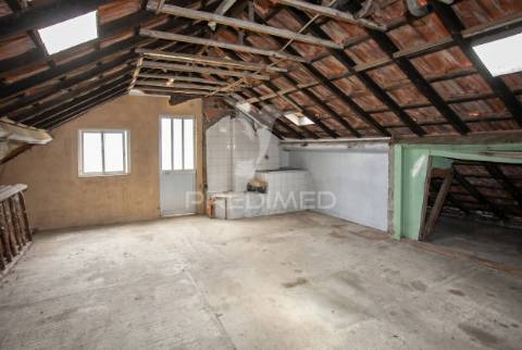 Exclusiva moradia em coina com espaço exterior de excelência e anexo independente