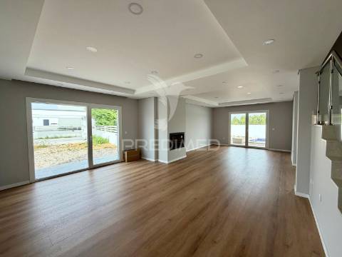 Moradia t4 de luxo isolada em azeitão