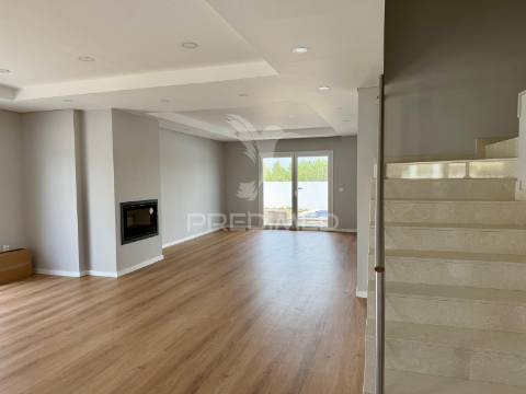 Moradia t4 de luxo isolada em azeitão