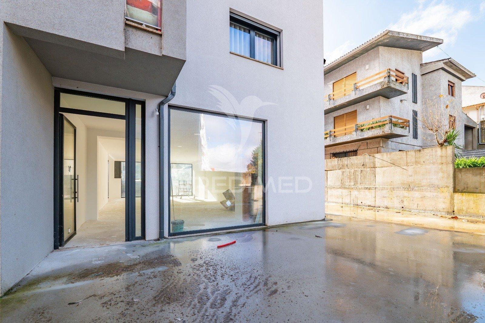 Loja para comercio e serviços com 116 m2 centro da vila, arco de baúlhe