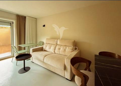 Estúdio t1 novo, mobilado e c/ terraço privado junto à universidade lusíadas