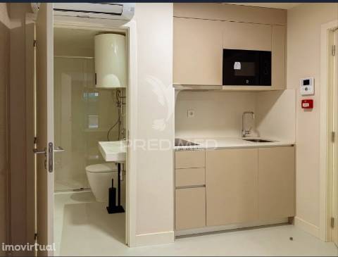 Estúdio t1 novo, mobilado e c/ terraço privado junto à universidade lusíadas