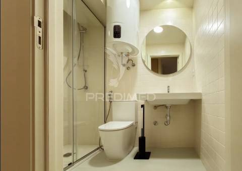 Estúdio t1 novo, mobilado e c/ terraço privado junto à universidade lusíadas