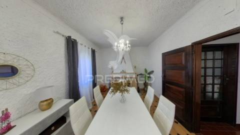 Moradia bi-familiar com enorme potencial