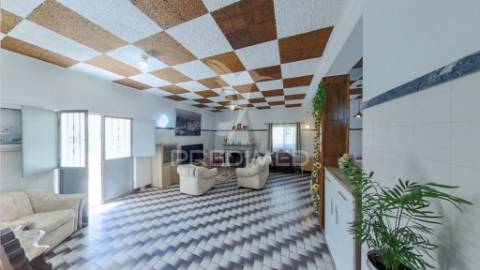 Moradia bi-familiar com enorme potencial