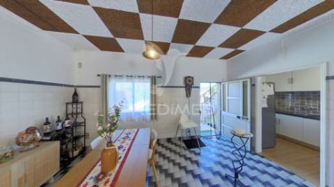 Moradia bi-familiar com enorme potencial