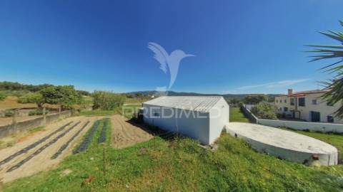 Moradia bi-familiar com enorme potencial