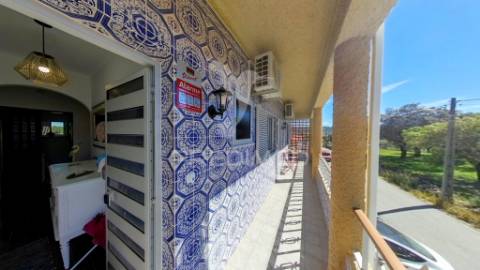 Moradia bi-familiar com enorme potencial