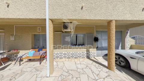 Moradia bi-familiar com enorme potencial