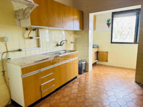 Apartamento t2, boa localização, lavradio : barreiro