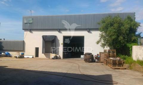 Arrendar armazém 1200m2 e logradouro, sintra