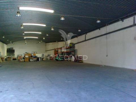 Arrendar armazém 1200m2 e logradouro, sintra