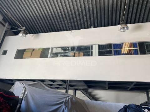 Arrendar armazém 1200m2 e logradouro, sintra